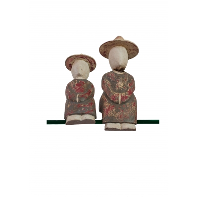 Statuettes femmes assises en albizia gris et rouge