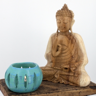 Statue Bouddha rieur en bois Feng Shui sculptée à la main tenant la main  Yuan Bao Bouddha rieur - S : : Cuisine et maison