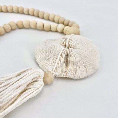 Embrasse fungia et perles de bois