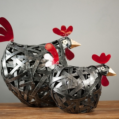 Poule panière en métal tressé