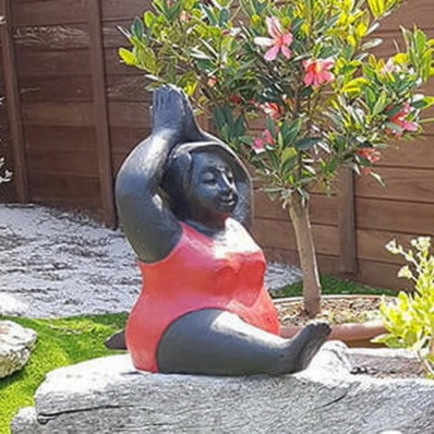 Statue baigneuse position de yoga Hanumanasana rouge