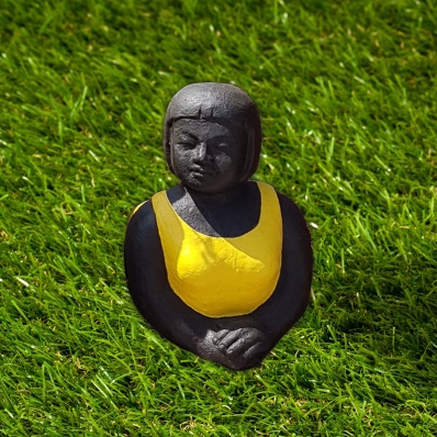 Statue baigneuse en position de yoga Panca Jaune