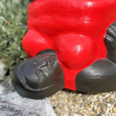 Statue baigneuse position de yoga Sarvancasana rouge