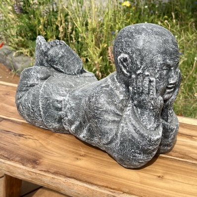 Statue moine Shaolin allongé gris