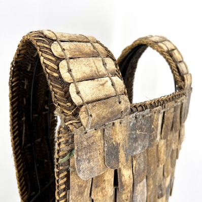 armure tribale en os et coco sur stick