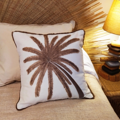 Coussin franges et motif palmier