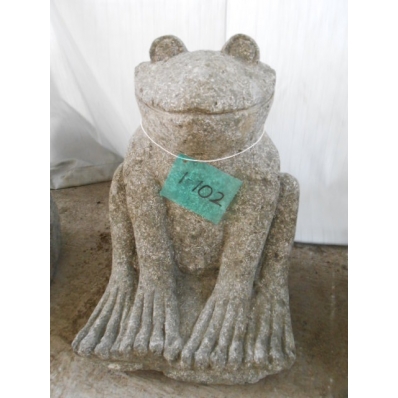 Statue grenouille en pierre de lave