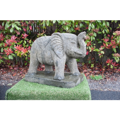 Statue jardin éléphant en roche volcanique 60 cm