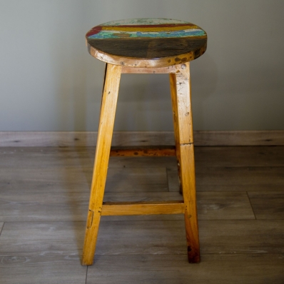 Tabouret-de-bar-en-bois-de-bateau-teck-recycle-colore-containers-du-monde-33380