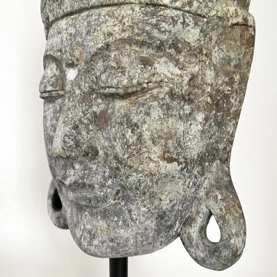 tête de bouddha en bois sur socle