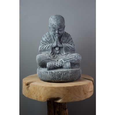 Statue moine Shaolin prière gris