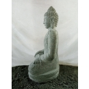 Bouddha assis jardin zen