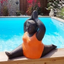 Statue baigneuse position de yoga Hanumanasana orange