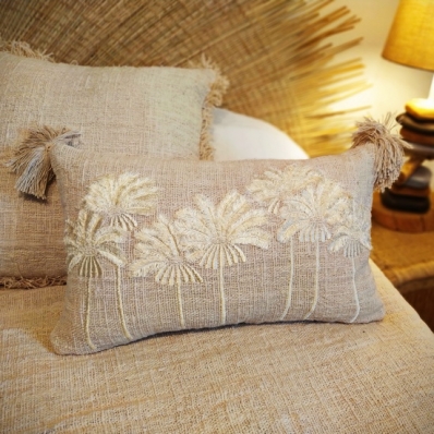 Coussin broderie et pompoms