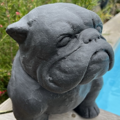 Statue chien bouledogue noir