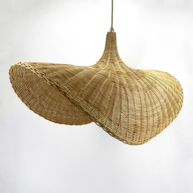 suspension en rotin forme chapeau