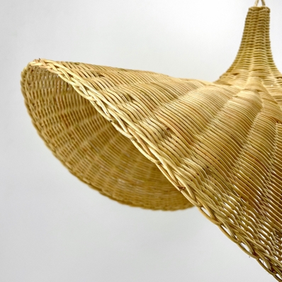 suspension en rotin forme chapeau